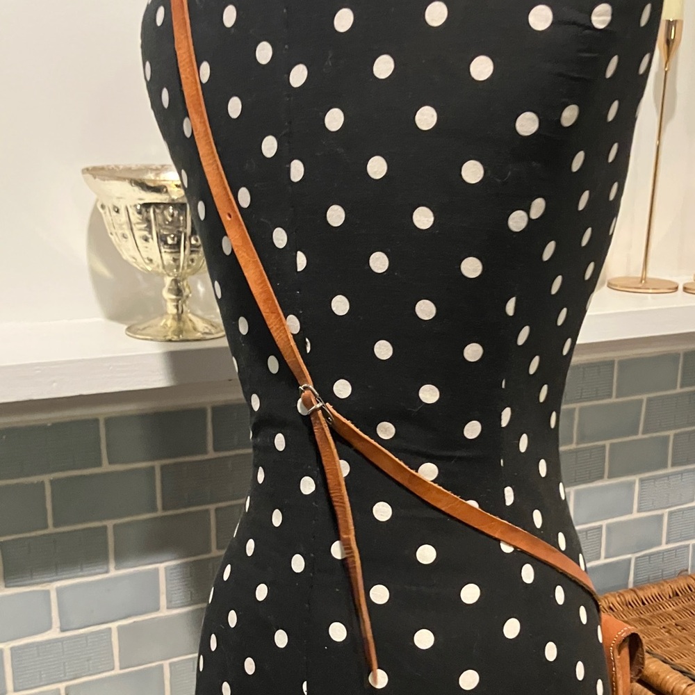 Elegant Tan Leather Crossbody Bag - Picture 6 of 6